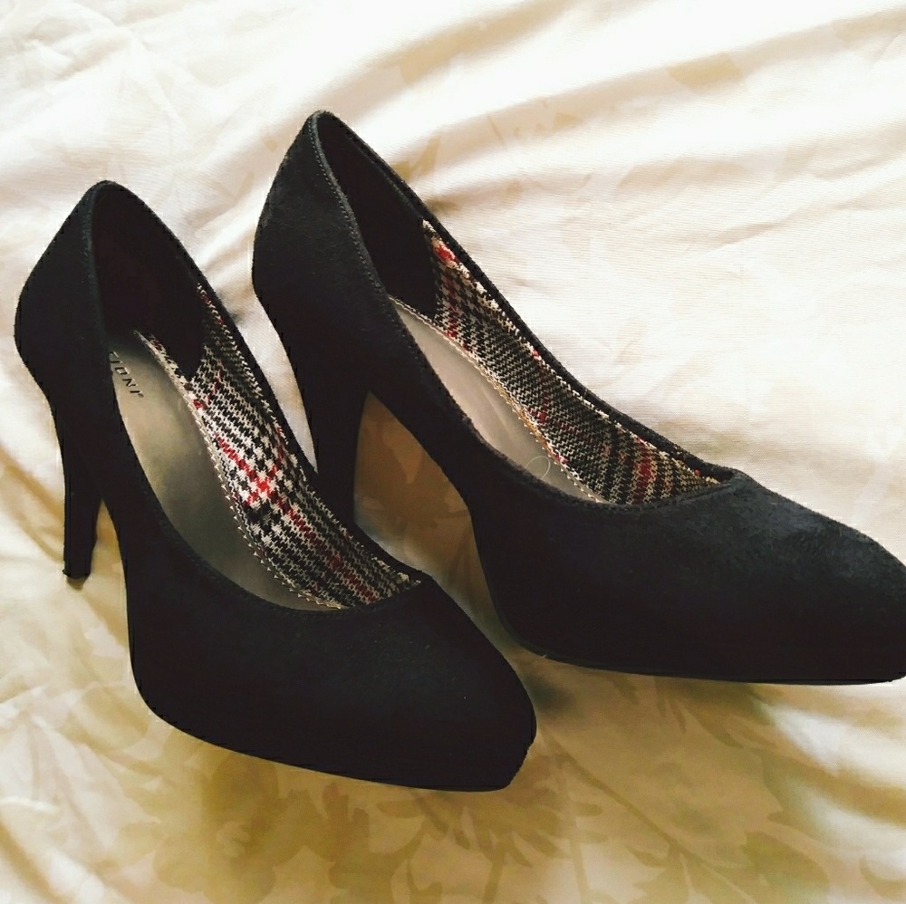 FIONI 7W Black Suede Pumps